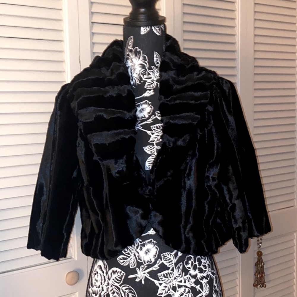 🛍️WHITE House Black Market Black Faux Fur Bolero
